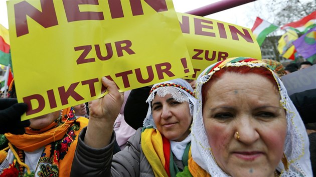 Prokurdsk demonstrace ve Frankfurtu nad Mohanem (18. bezna 2017)