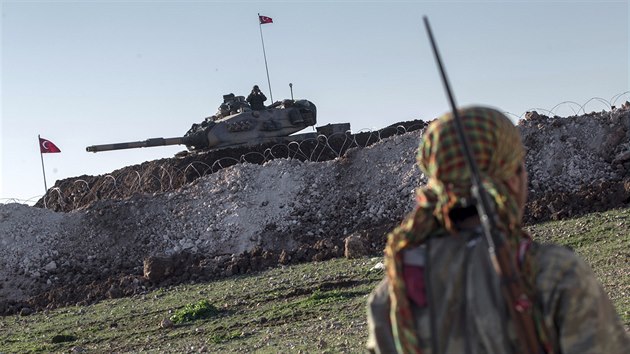 Bojovnk kurdskch milic YPG sleduje tureck tank na severu Srie (22. nora 2015)
