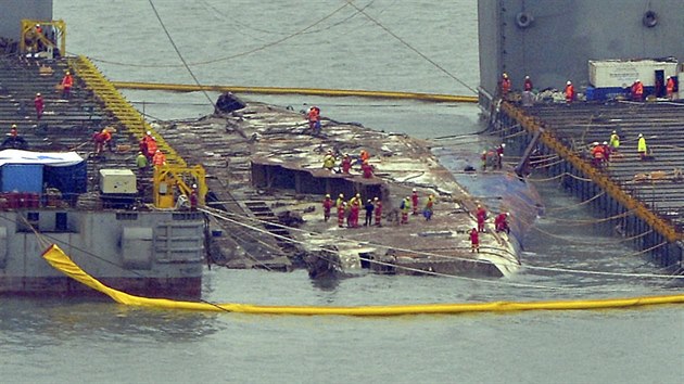 Korejci vyzdvihli na hladinu potopen trajekt Sewol (23. bezna 2017)