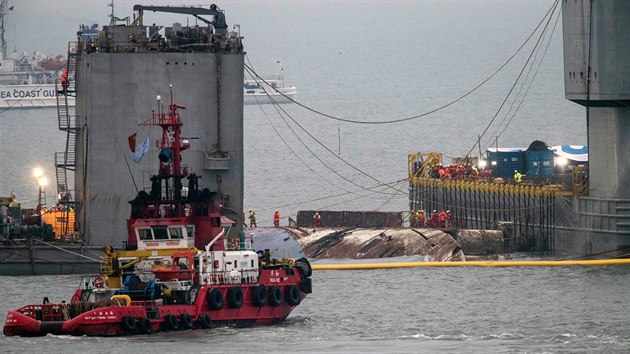 Korejci vyzdvihli na hladinu potopen trajekt Sewol (23. bezna 2017)