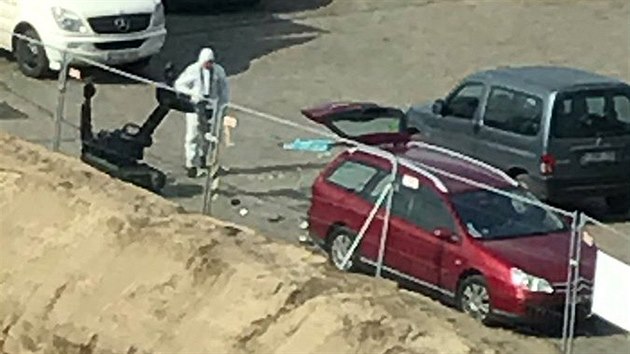 Policist prohledvaj automobil, kter vjel na p znu v Antverpch (23. bezna 2017)