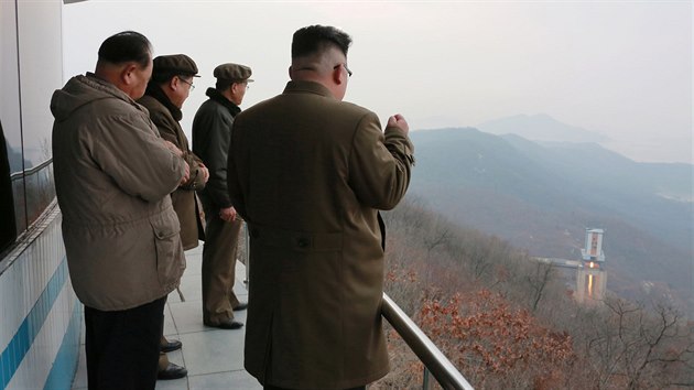 Severokorejsk vdce Kim ong-un sleduje test novho raketovho motoru (19. bezna 2017)