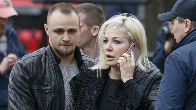 V centru Kyjeva zavradili ruskho exposlance Denise Voronnkova. Na snmku Voronnkovova manelka Marija Maxakovov na mst inu. (23. bezna 2017)