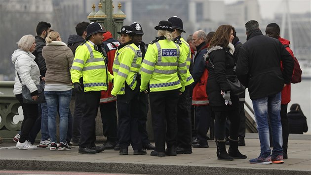 Londnt policist na Westminsterskm most (24. bezna 2017)