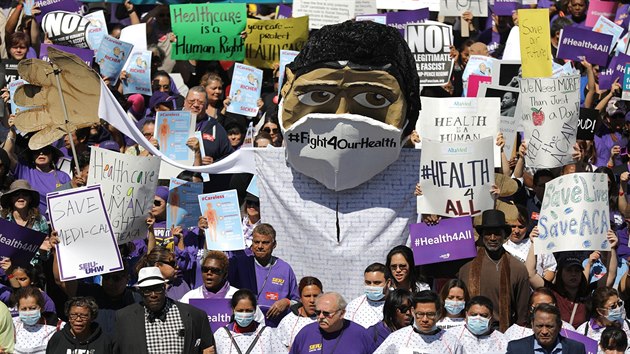 Protest proti ruen Obamacare v Los Angeles (23. bezna 2017)