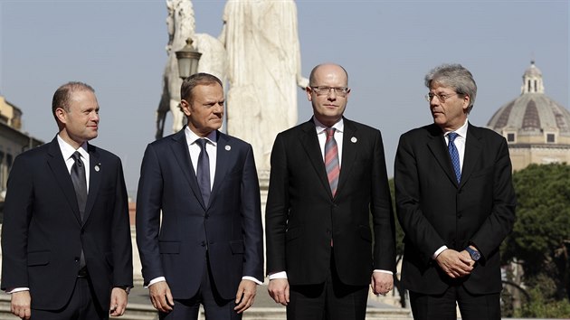 Zprava: Italský premiér Paolo Gentiloni, český premiér Bohuslav Sobotka, šéf Evropské rady Donald Tusk a premiér Malty Joseph Muscat na neformálním summitu v Římě (25. března 2017)
