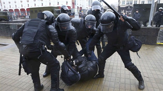 Blorusk policie zatk v Minsku pznivce opozice (25. bezna 2017)
