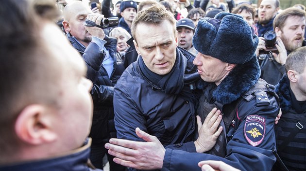 Rusk policie zatk opozinho pedka Alexeje Navalnho. (26. bezna 2017)