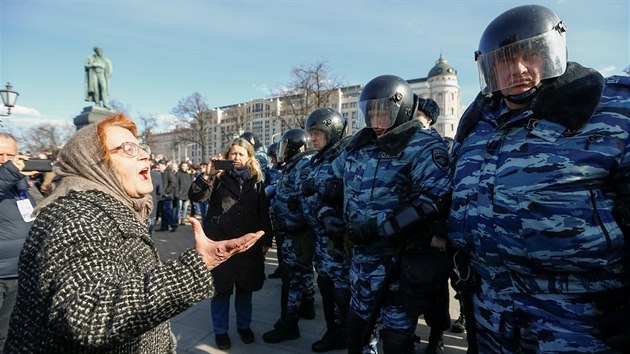 Rusk staenka diskutuje v centru Moskvy s bezpenostnmi slokami. (26. bezna 2017)