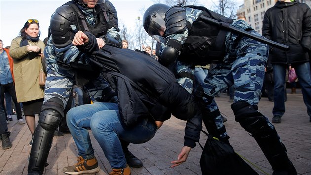 Policie zasahuje proti opozin demonstraci v centru Moskvy. (26. bezna 2017)