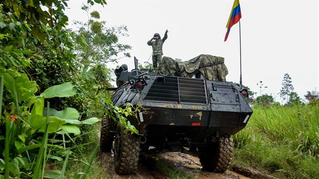 Kolumbijt vojci u msta Arauquita, kde venezuelt vojci pekroili hranici a zdili vojensk tbor. (23. bezna 2017)