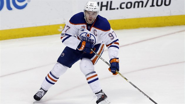 Connor McDavid z Edmontonu obchz lecho Andrewa Cogliana z Anaheimu.