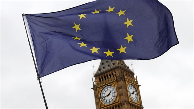 Vlajka Evropsk unie vlaje ped britskm parlamentem (29. bezna 2017)