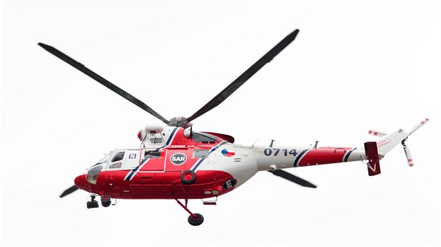 Přistání vrtulníku Letecké záchranné služby AČR Plzeň - Líně na heliportu karlovarské nemocnice