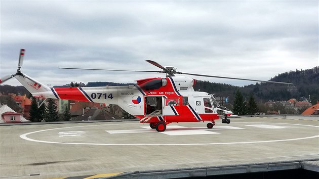 Přistání vrtulníku Letecké záchranné služby AČR Plzeň - Líně na heliportu karlovarské nemocnice