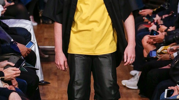 Rusk designr Gosha Rubchinskiy v triku z kolekce Vetements, jaro - lto 2016