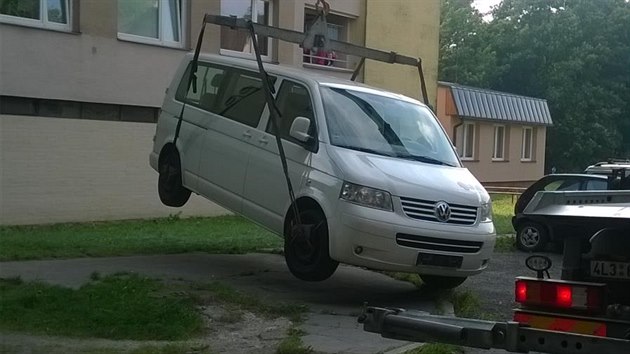 Zajitn auto z krde ptice mu na Liberecku (24. bezna 2017).