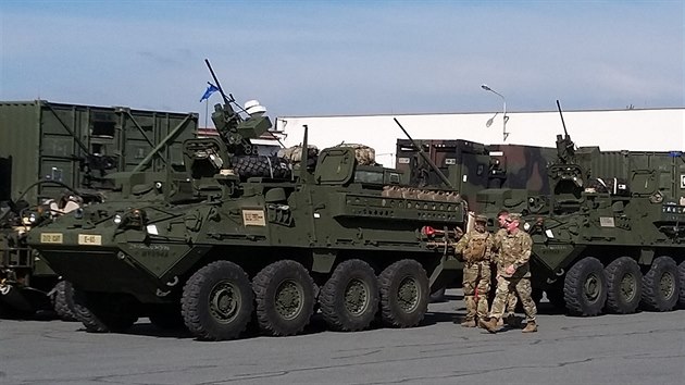 Americko-britský vojenský konvoj během přestávky v Ostrově u Stříbra (25. března 2017).