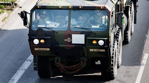 Americko-britský vojenský konvoj projíždí Českem (25. března 2017).