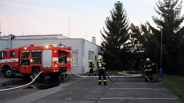 S porem vrobn haly v praskch Vysoanech bojovali hasii z pti jednotek (26. bezna 2017).