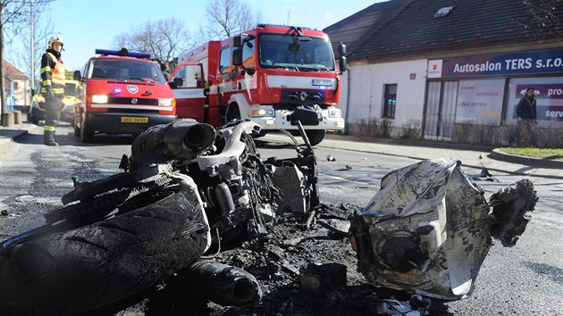 V Dolnch Poernicch se stala nehoda auta a motorky, ta zaala hoet (26. bezna 2017).