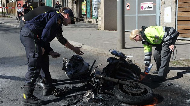 V Dolnch Poernicch se stala nehoda auta a motorky, ta zaala hoet (26. bezna 2017).