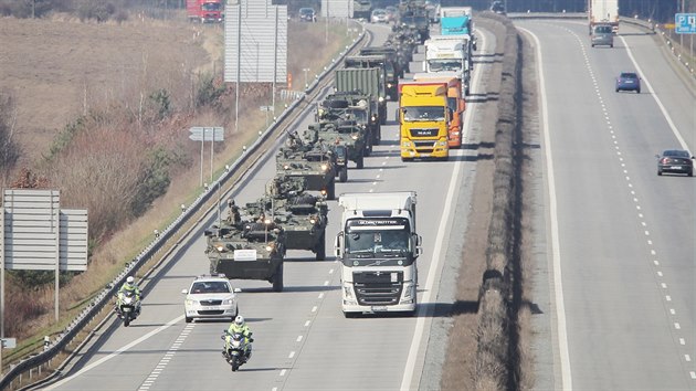 Prjezd vojenského konvoje po dálnici