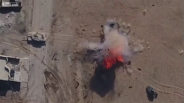 Dron Islámského státu zasáhl munici ve vozidle irácké armády.