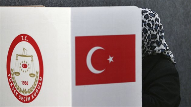 Zhruba 1,4 milionu oprvnnch tureckch voli ijcch v Nmecku hlasovalo v referendu, kter me poslit pravomoci tureckho prezidenta (27. bezna 2017)
