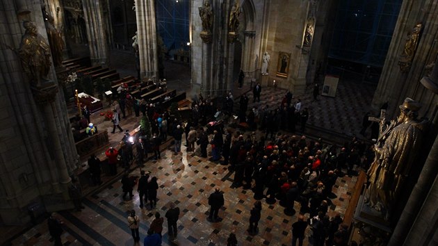 Lid se uvnit katedrly svatho Vta lou se zasnul kardinlem Miloslavem Vlkem (23. bezna 2017).