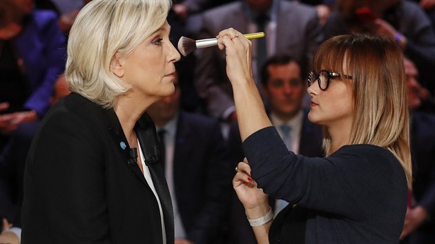 Marine Le Penov se pipravuje na televizn debatu (20. bezen 2017).