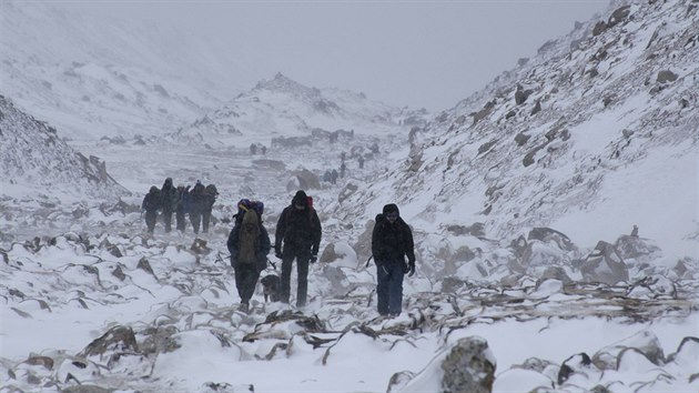 Horolezci mc do zkladnho tbora pod Mount Everestem cestou sbraj odpadky, kter zde zanechaly vpravy z loskho roku.