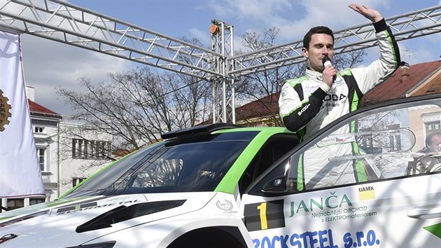 Jan Kopecký zdraví diváky po svém triumfu na Valašské rallye.