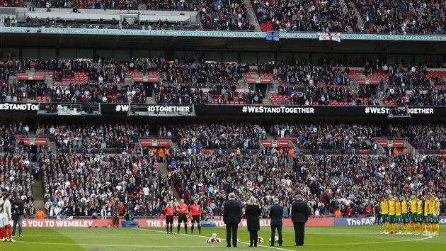Na stadionu ve Wembley uctili ped utknm Anglie - Litva pamtku obt teroristickho toku v Londn.