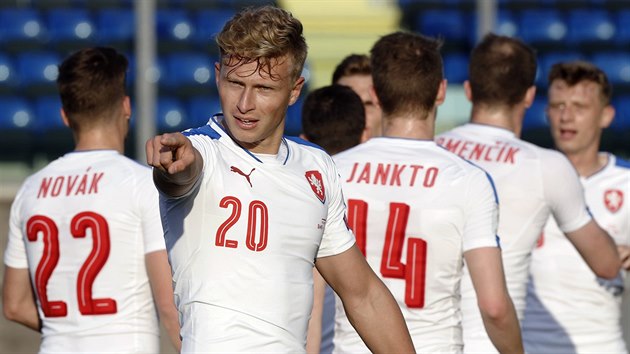 Čeští fotbalisté oslavují úvodní gól proti San Marinu. Střelcem byl Antonín Barák (čelem).