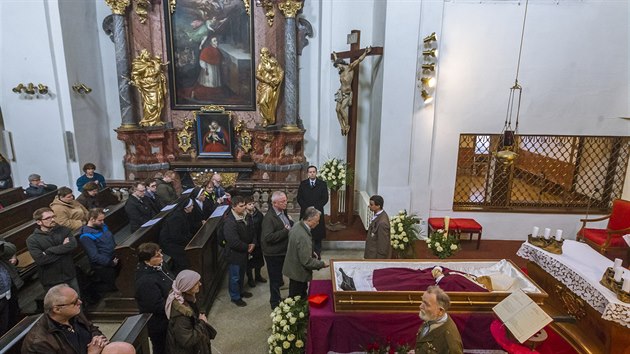 Lidé se v pátek loučili se zesnulým kardinálem Miloslavem Vlkem v kostele sv. Benedikta na Hradčanském náměstí v Praze (24. března 2016)