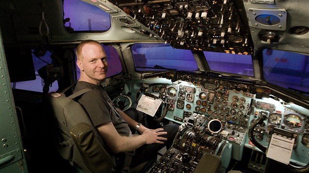 Autor projektu a majitel letadla Petr Bílý v dokončeném simulátoru ve Vratislavicích.
