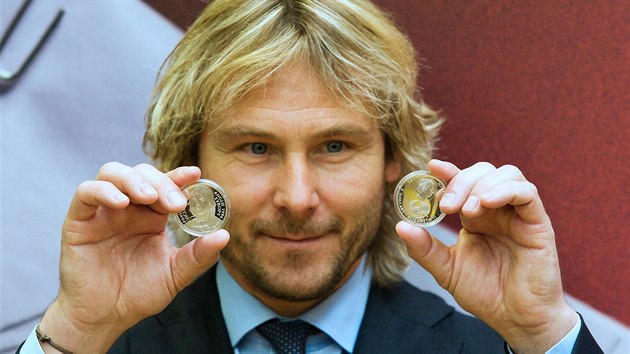 Pavel Nedvěd si v úterý vyrazil v Jablonci nad Nisou pamětní zlaté mince se svým portrétem.