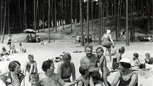 Mal Milo Forman na pli ve Starch Splavech ve skupince dalch lid se svm otcem Rudolfem. Malho nahe tenkrt tta pi fotografovn pidroval rukou.