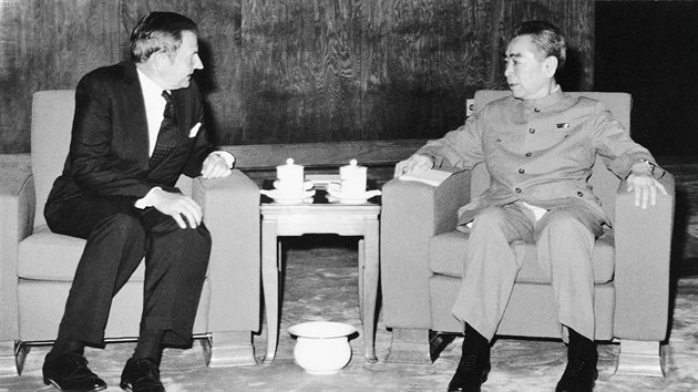 Americký miliardář David Rockefeller při setkání s čínským premiérem Čchou En-laem (červen 1973)
