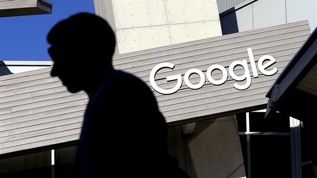 Brusel chce pozastavit přelomové zákony o AI. Pod tlakem USA a technologických gigantů