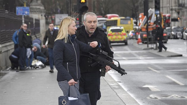 Ped budovou britskho parlamentu se stlelo. Mu vyzbrojen noem se pokusil dostat do parlamentu. Ostraha ho zastelila. (22. bezna 2017)