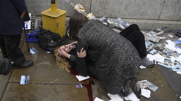 Lid pomhaj en, kterou zranil tonk nedaleko budovy britskho parlamentu. (22. bezna 2017)