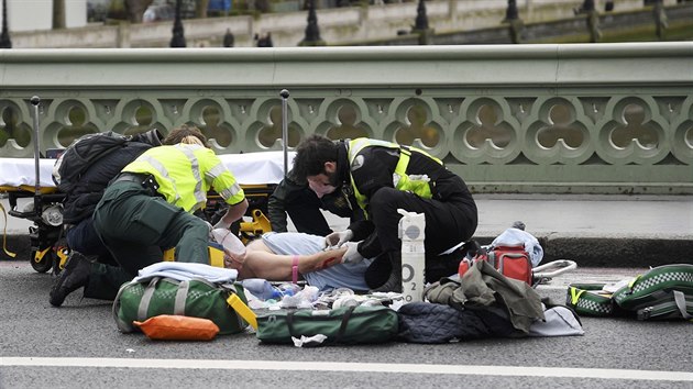 Zchrani oetuj mue, kterho zranil tonk nedaleko budovy britskho parlamentu. (22. bezna 2017)