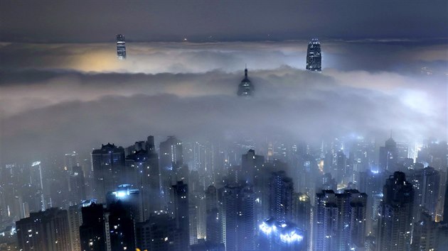 MLN OPAR. Mrakodrapy v Hongkongu se ztrcej v mlze. V tomto ronm obdob jsou ast mlhy v tto oblasti typick.