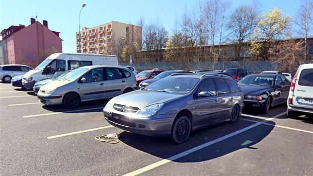 Nmeck auta bez registranch znaek odstaven na parkoviti za obchodnm centrem Dragoun v Chebu. (28. bezna 2017)