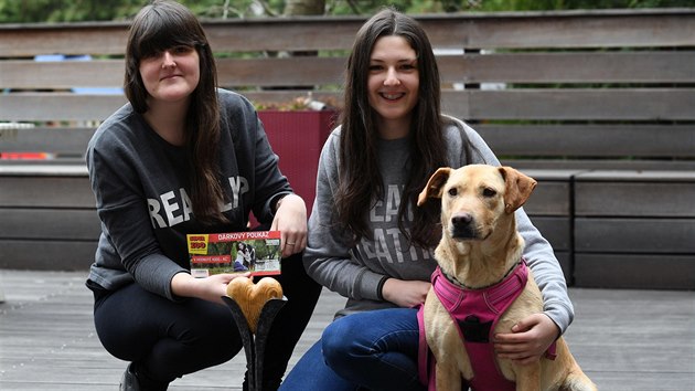 Cenu Statečné psí srdce v kategorii Záchranný čin neslužebních psů-laiků získala fenka Róza (na snímku se svoji majitelkou Veronikou Tomáškovou a její sestrou Anetou vpravo).