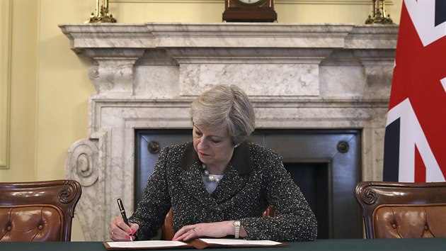 Britsk premirka Theresa Mayov pi podpisu dosti o aktivaci lnku 50...