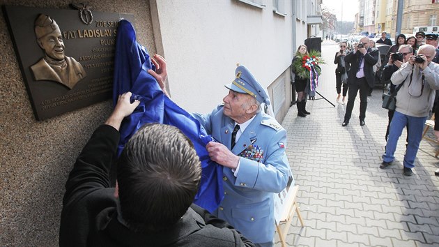 Pamtn deska sthacho pilota eskoslovenskho a britskho letectva, plukovnka ve vslub Ladislava Svtlka na mst, kde stl jeho dm v plzesk Plzeneck ulici. Odhalen desky provedl esk letec a bojovnk od Tobruku Pavel Vransk.