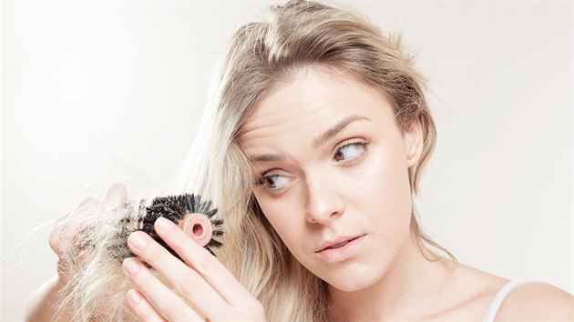 Nadměrné padání vlasů se dá zastavit, ale musíte znát jeho příčiny.